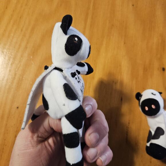 Chick-fil-A Eat Mor Chikin Cow Plush Lot Of 2 2013 2022 Advertising Toys - Picture 5 of 12